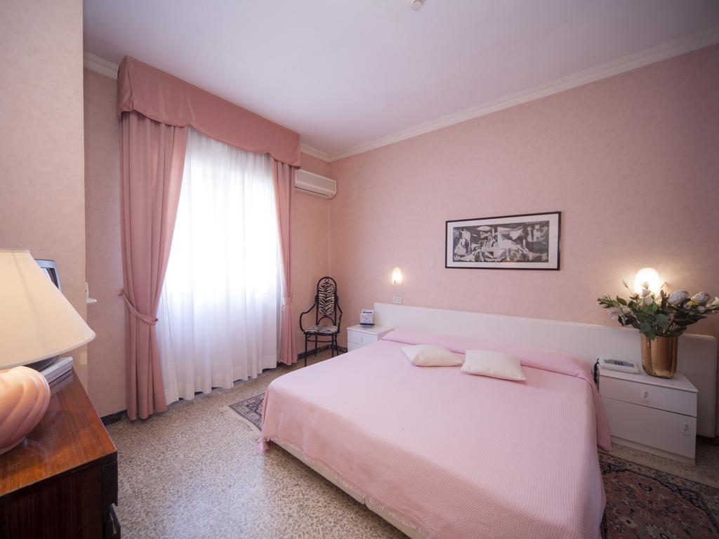 Hotel Aquila D'Oro Riccione Pokoj fotografie